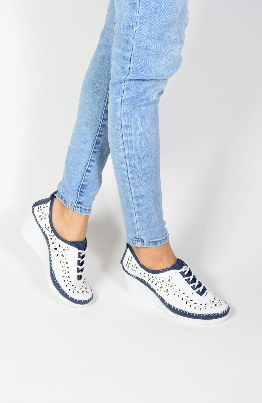 Пролетно летни обувки на платформа в бяло и синьо