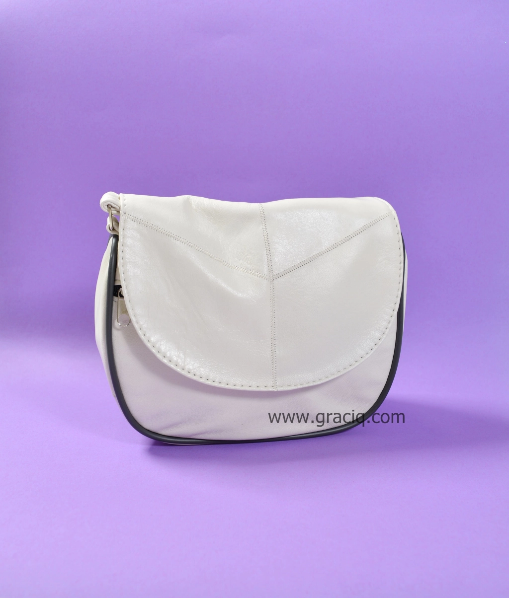 Малка чанта от естествена кожа за през рамо в бяло