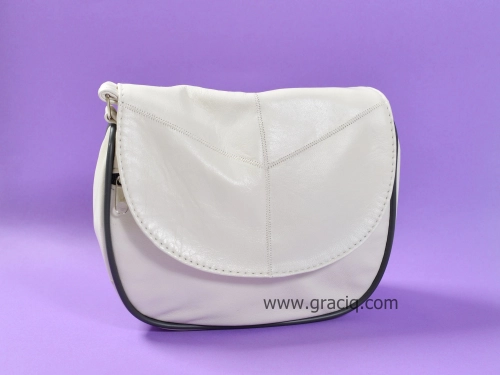 Малка чанта от естествена кожа за през рамо в бяло