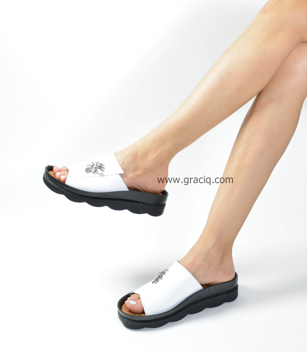 Бели чехли от естествена кожа