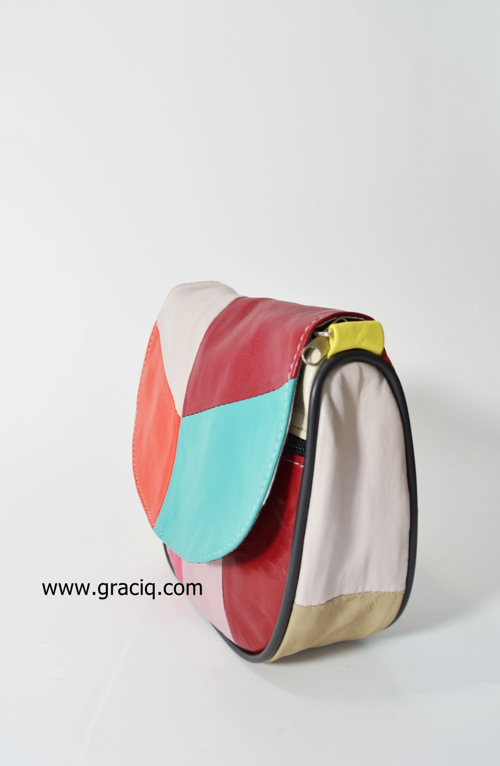 Цветна чанта от естествена кожа за през рамо