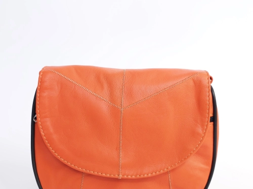 Малка чанта от естествена кожа за през рамо в оранжев цвят