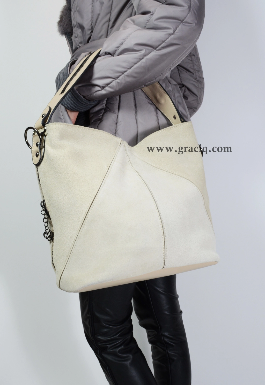 Дамска чанта тип "торба" в бежов цвят