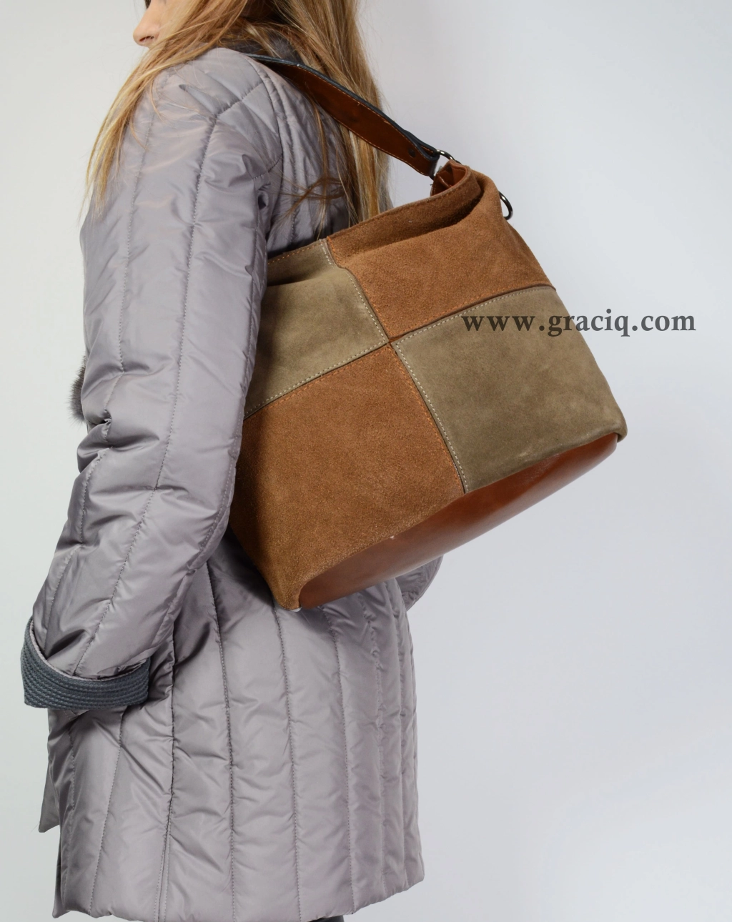 Дамска чанта тип торба в комбинирани цветове