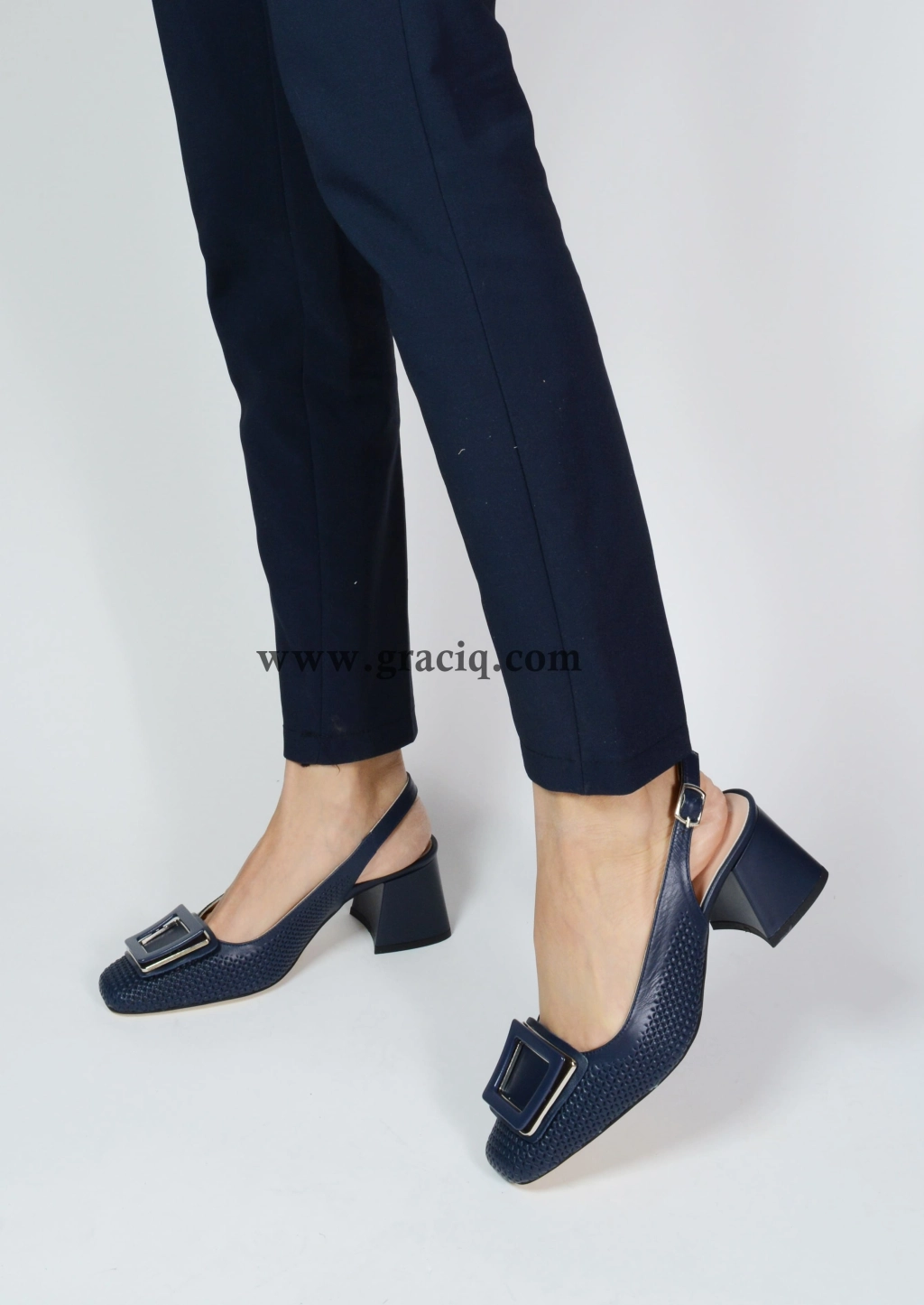 Дамски елегантни сандали с декоративна плочка в синя кожа