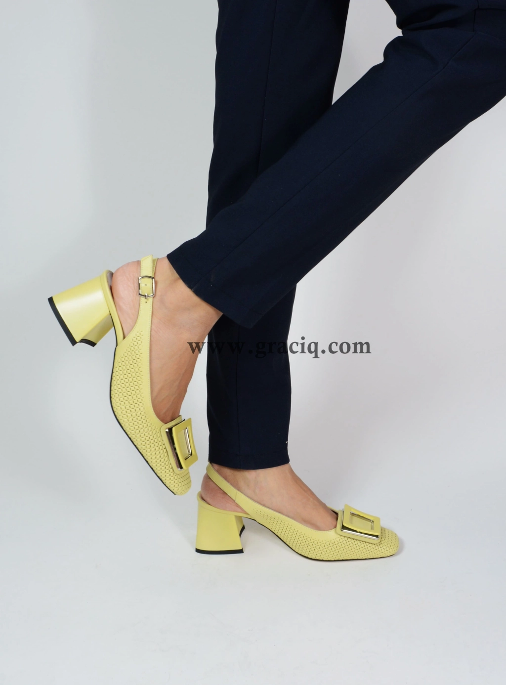 Дамски елегантни сандали с декоративна плочка в жълт цвят