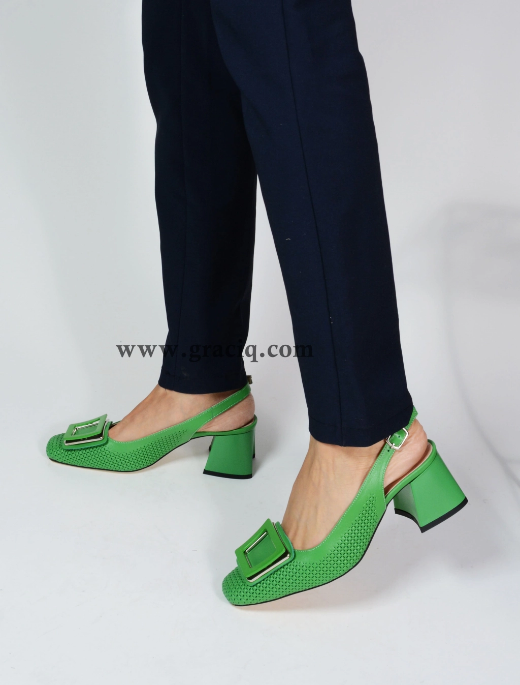 Дамски елегантни сандали с декоративна плочка в зелена кожа