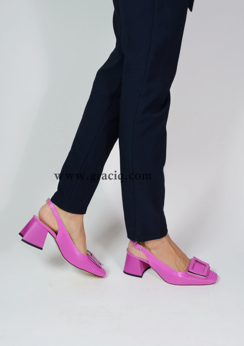Дамски елегантни сандали с декоративна плочка в цикламена кожа