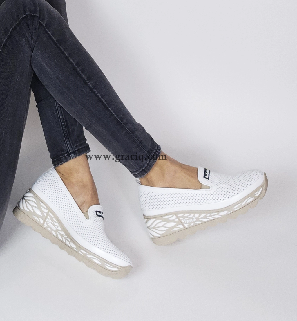 Пролетни обувки от мека естествена кожа без връзки в бяло