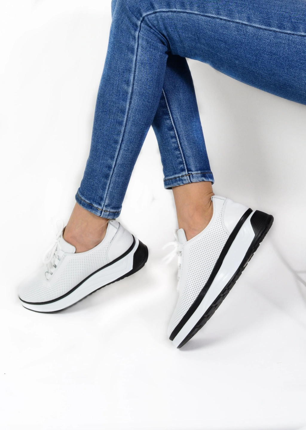 Бели спортни обувки от естествена бяла кожа на равна подметка