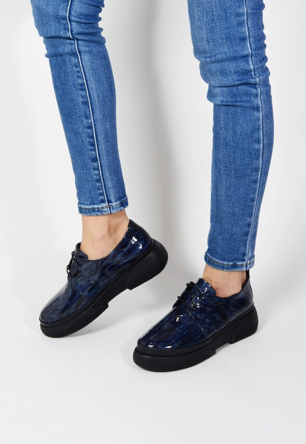 Дамски лачени обувки в син цвят с връзки