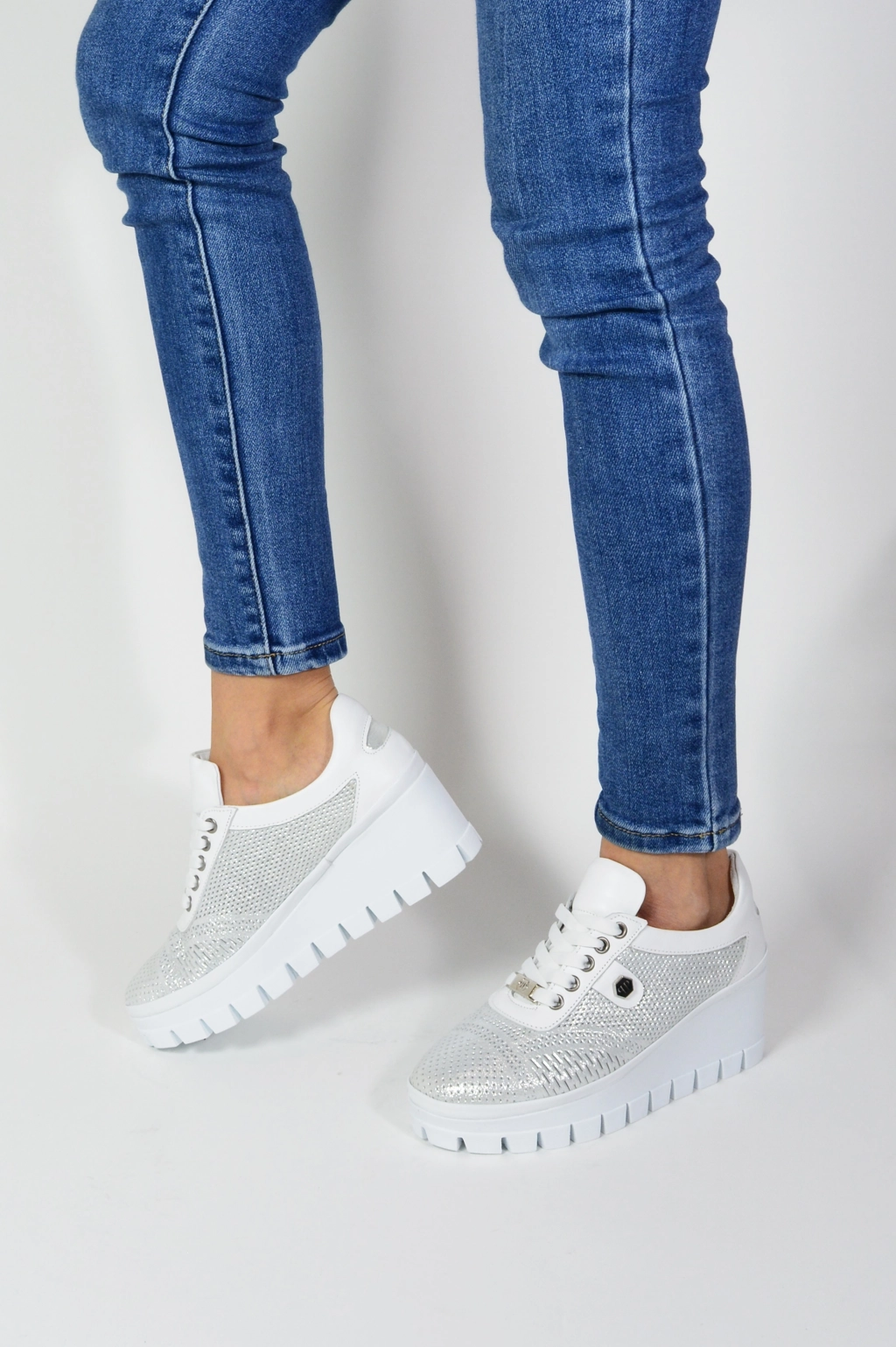 Дамски бели обувки на платформа от естествена кожа