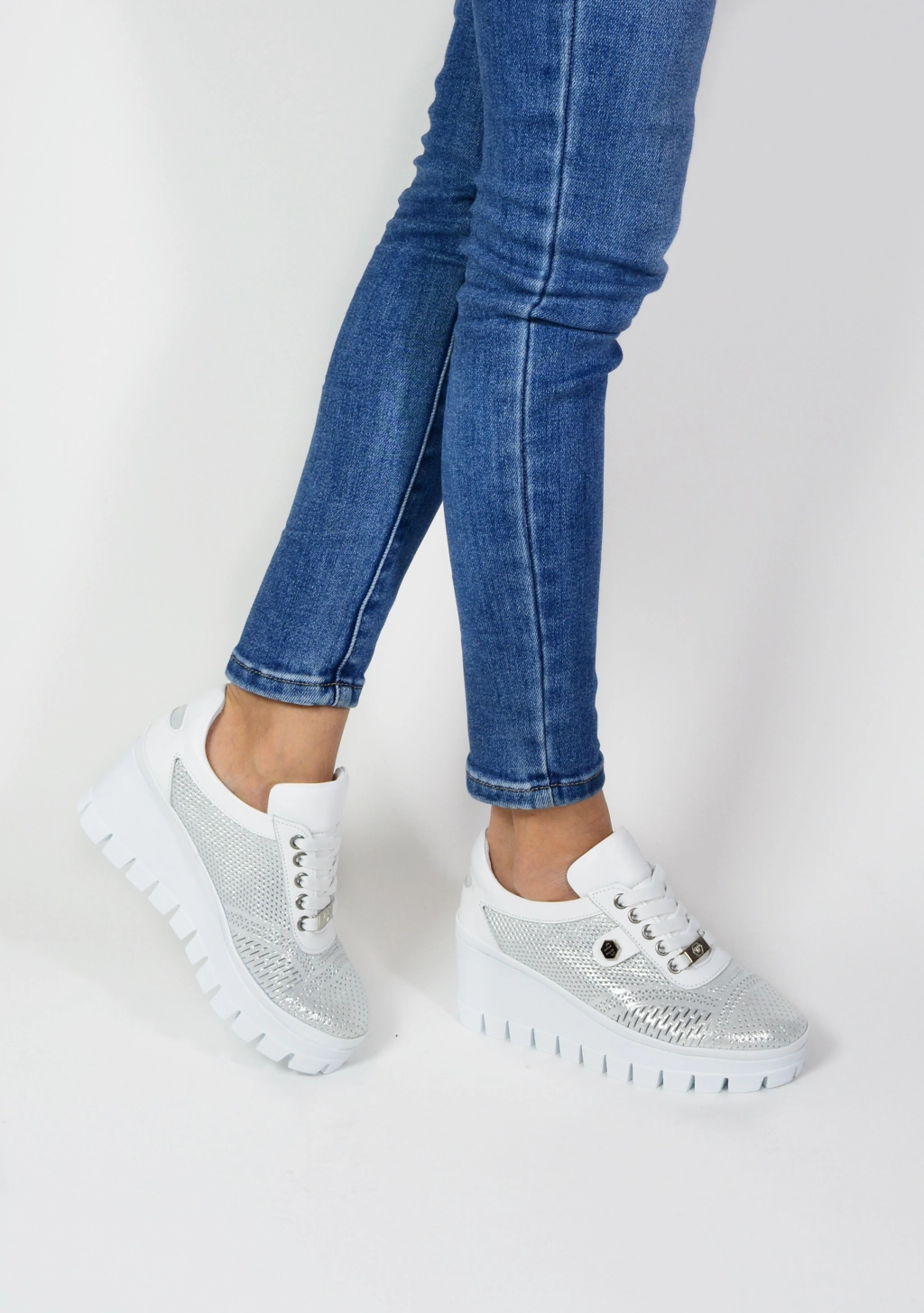 Дамски бели обувки на платформа от естествена кожа