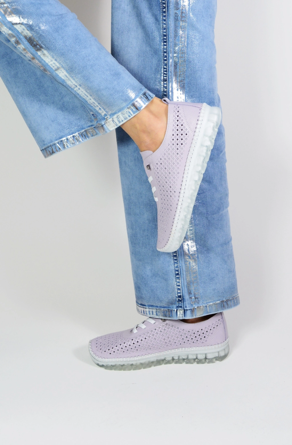 Дамски спортни обувки от естествена кожа в светло лилав цвят