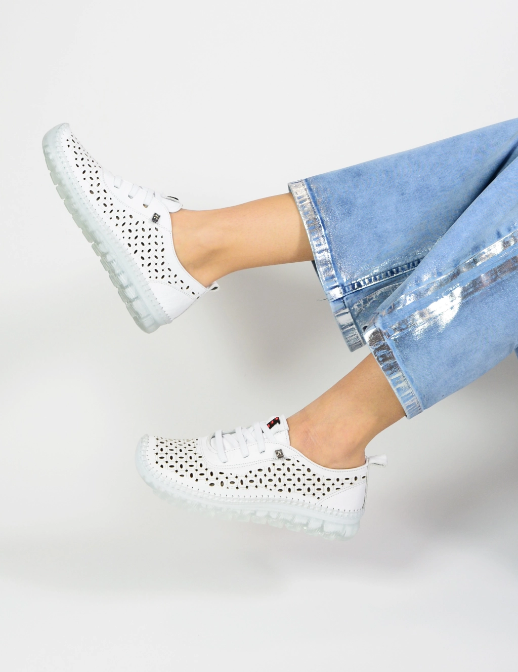 Дамски спортни обувки от естествена кожа в бял цвят с перфорация