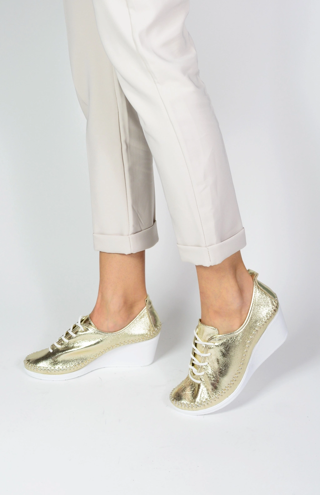 Златни ежедневни обувки на платформа с връзки