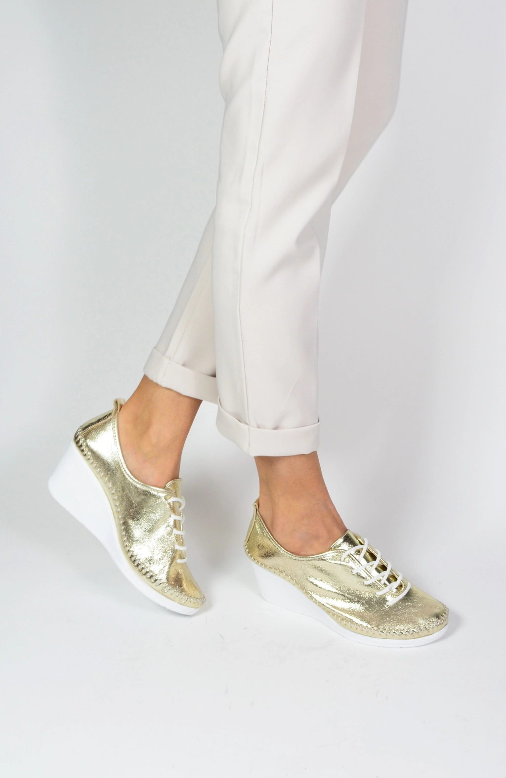 Златни ежедневни обувки на платформа с връзки