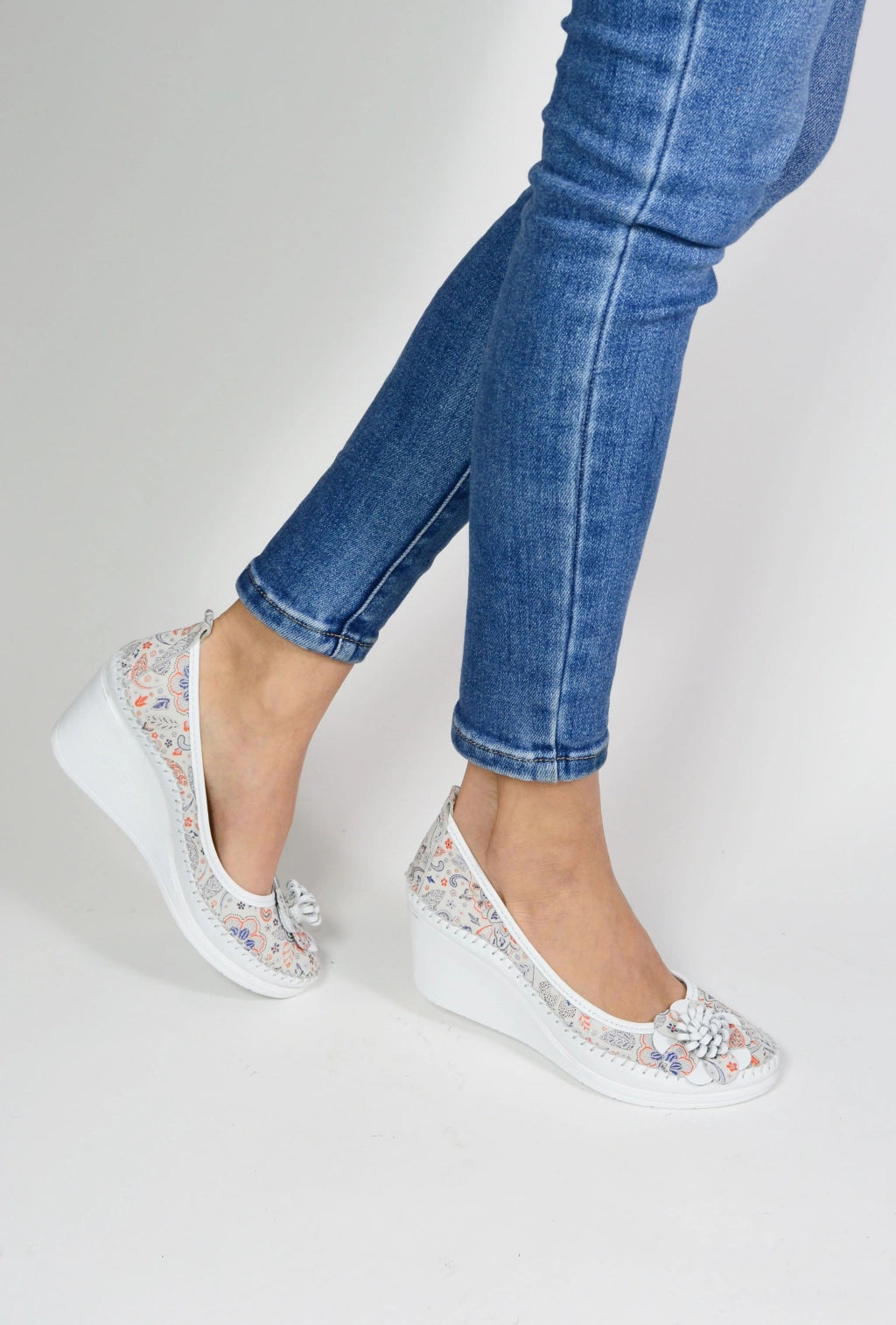 Ежедневни обувки на платформа в бяла кожа на цветя