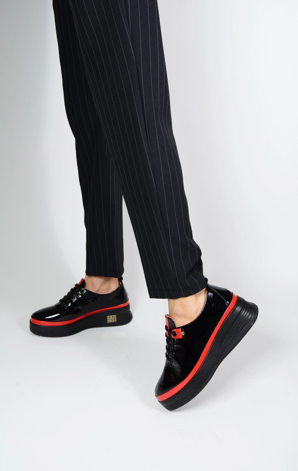 Дамски лачени обувки в черно с червен кант