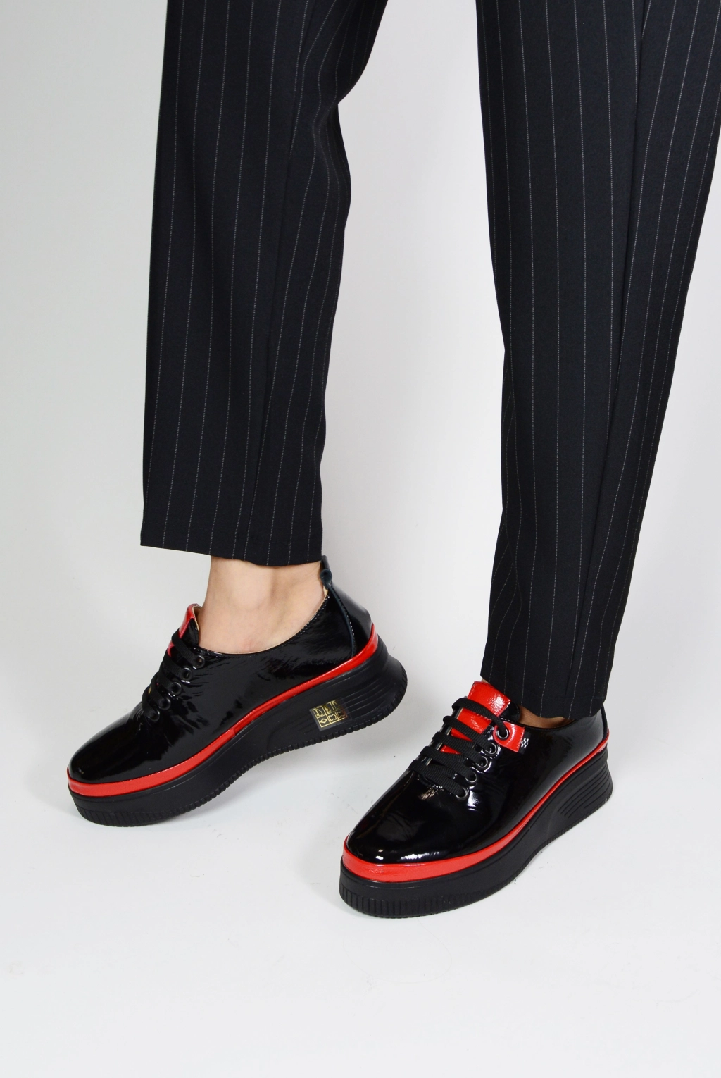 Дамски лачени обувки в черно с червен кант