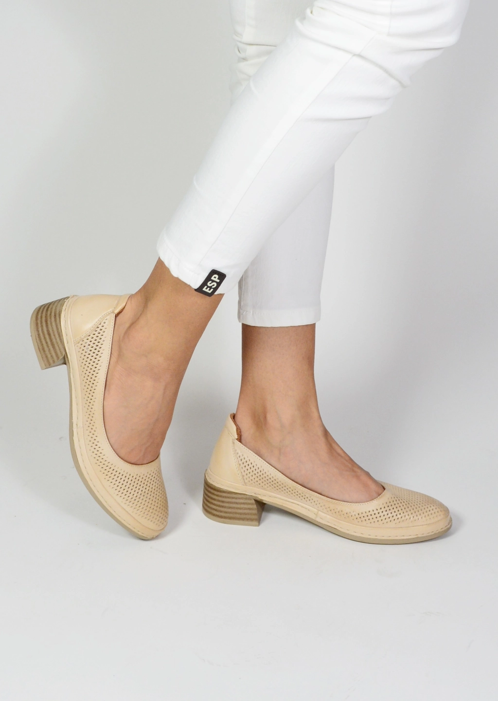 Бежови дамски обувки от естествена кожа на нисък ток