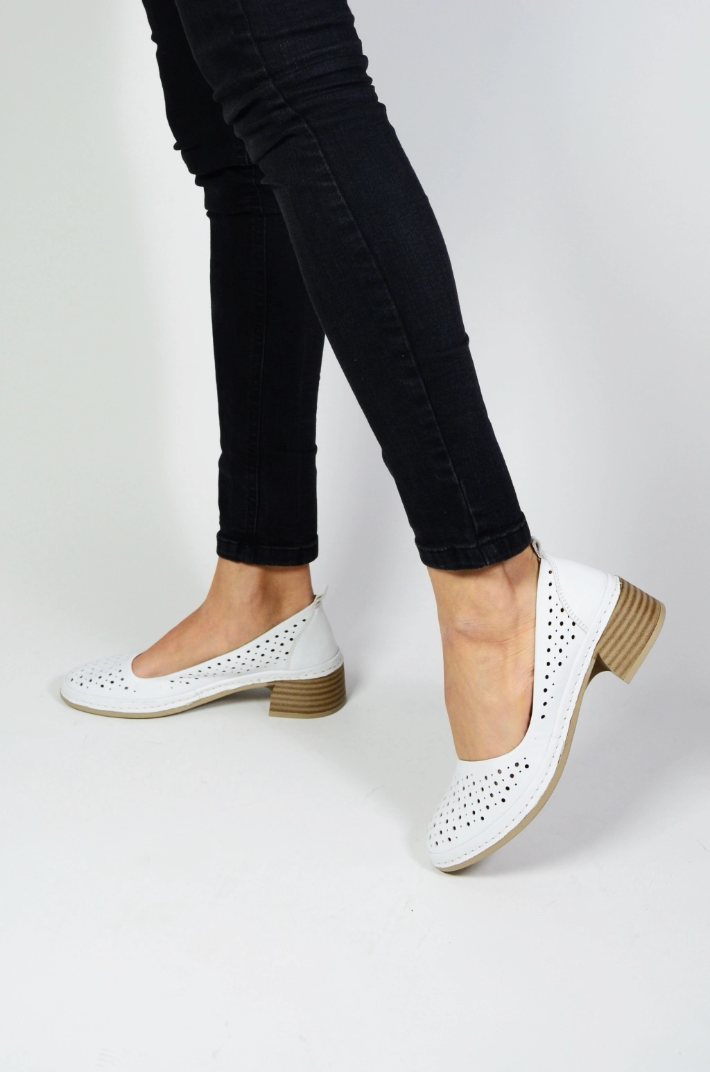 Дамски бели пролетно летни обувки на нисък ток