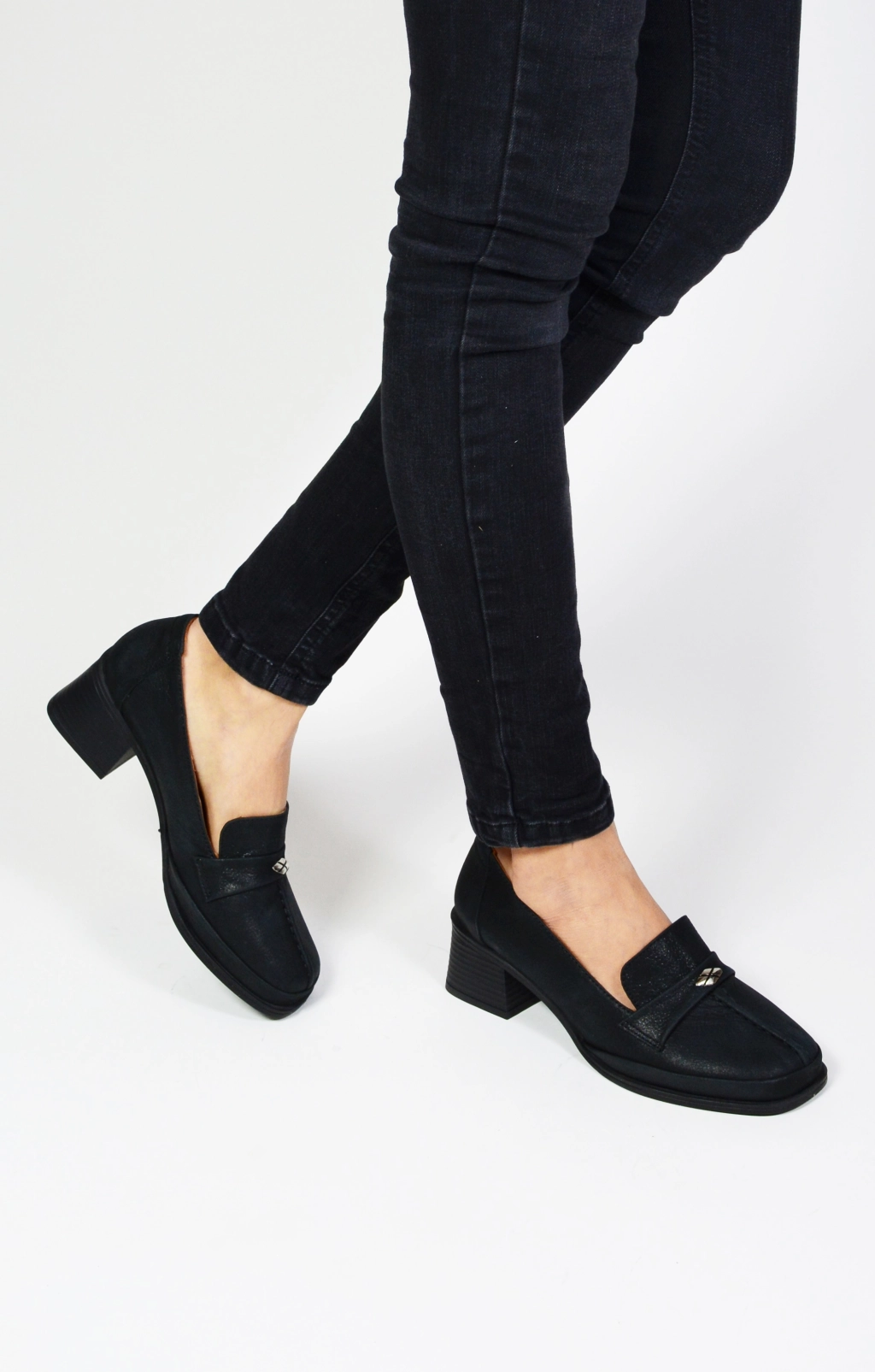 Дамски офис обувки от естествена кожа-сатен в черен цвят