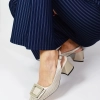 Дамски елегантни сандали с декоративна плочка в златна кожа