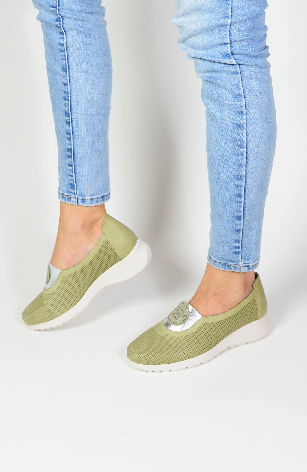 Спортни пролетно летни обувки с перфорация в зелен цвят