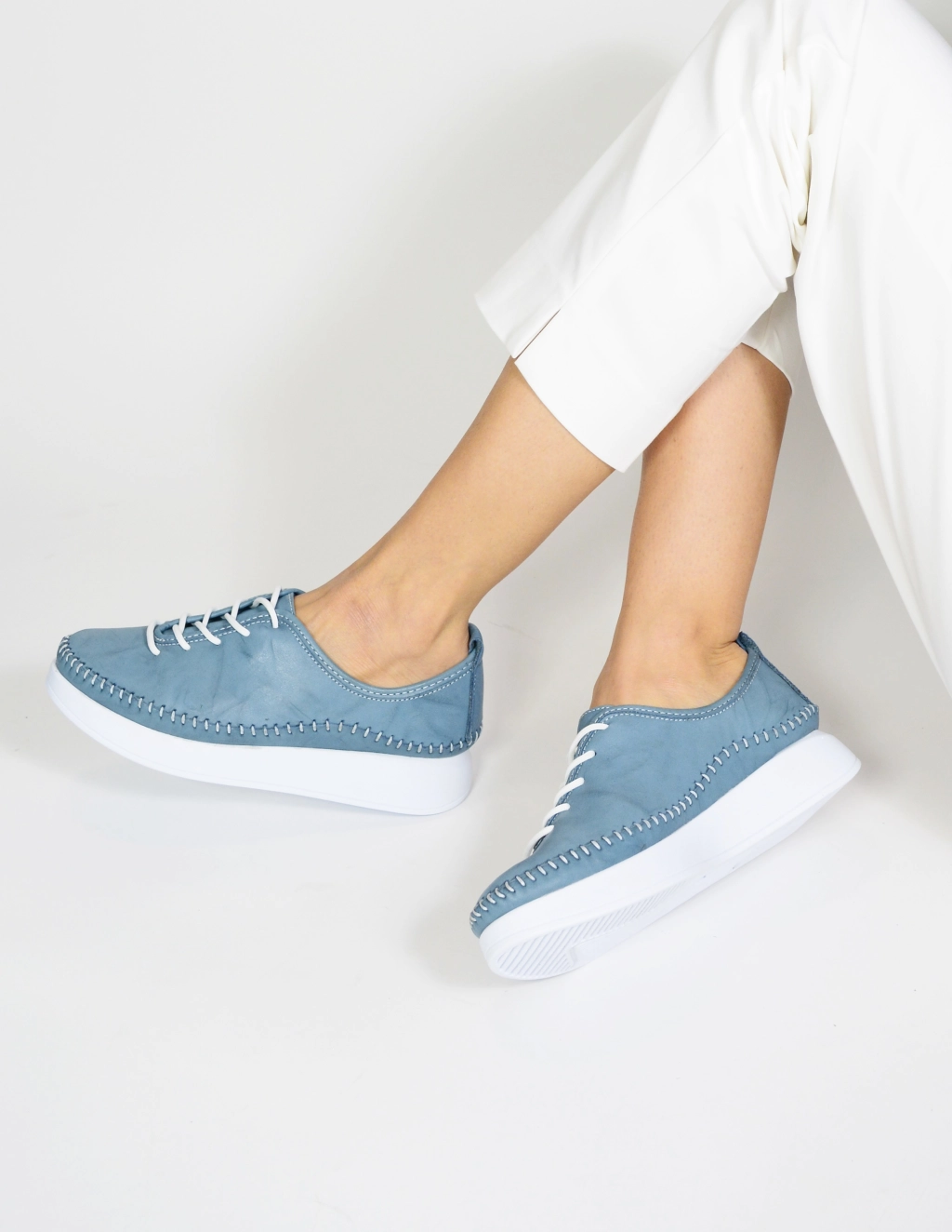 Дамски пролетни обувки на равна подметка в синьо