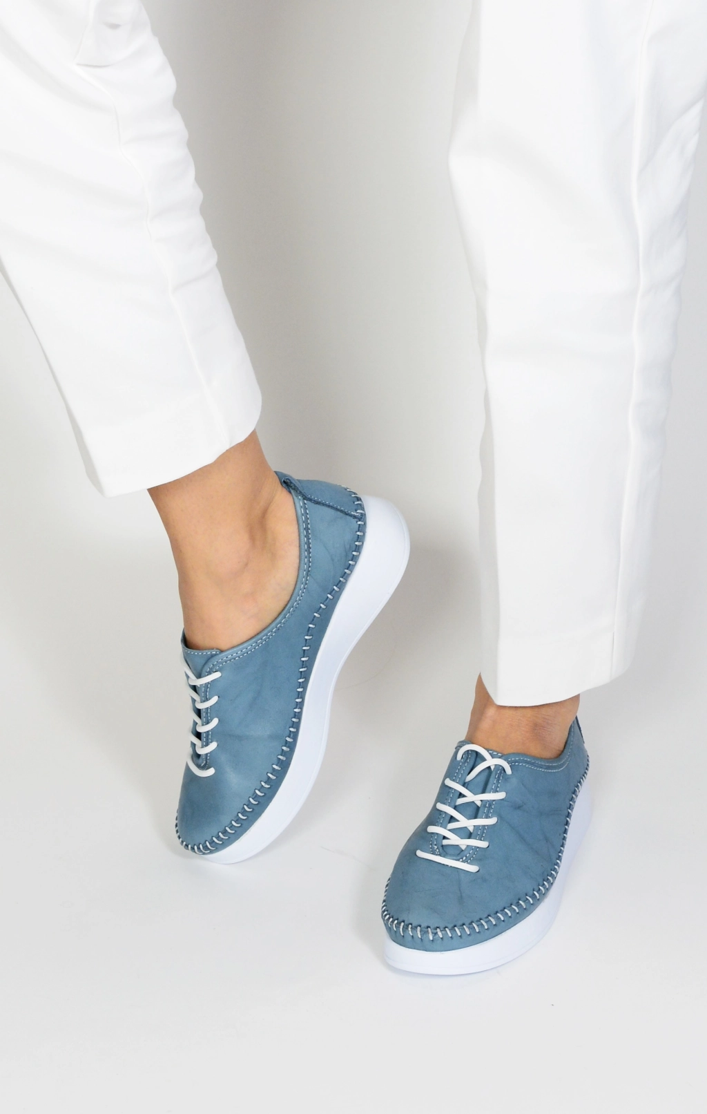 Дамски пролетни обувки на равна подметка в синьо