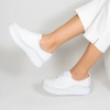 Дамски пролетни обувки на равна подметка в бяло