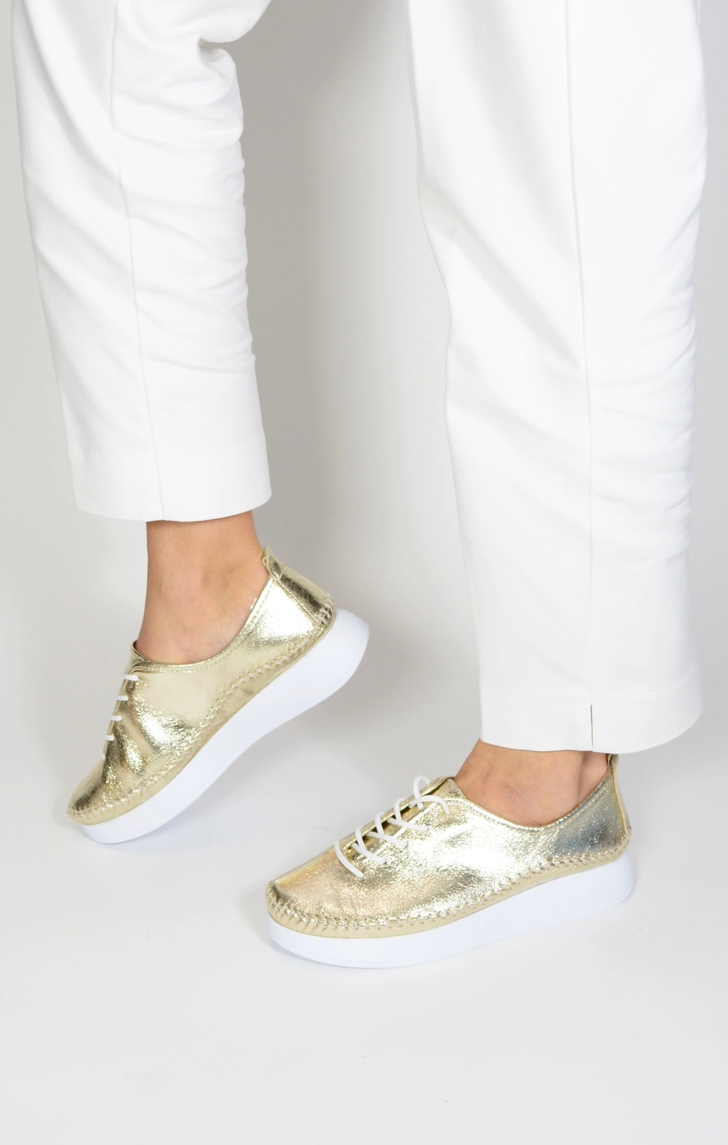 Дамски пролетни обувки на равна подметка в златно