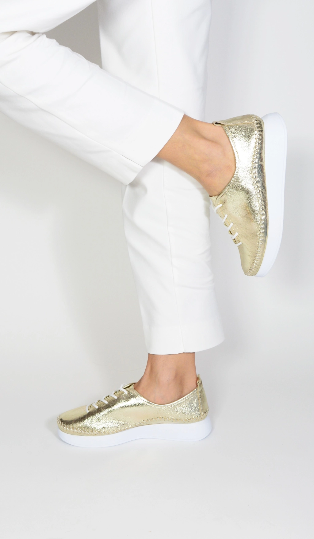 Дамски пролетни обувки на равна подметка в златно