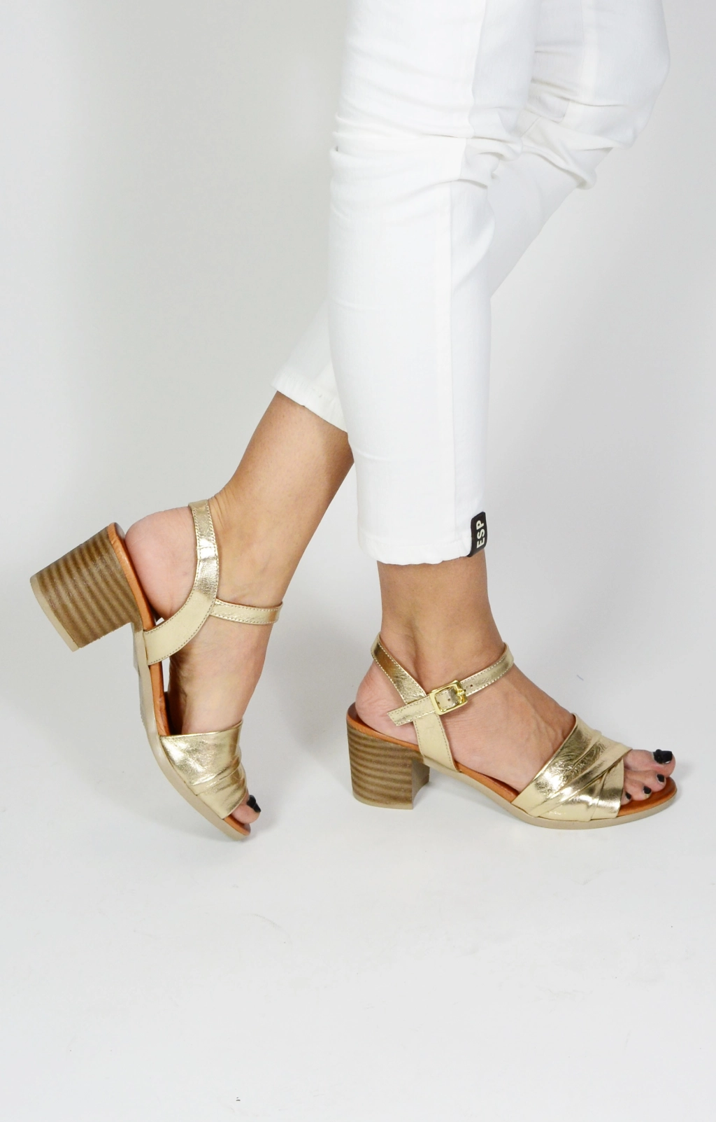 Дамски сандали в злато от естествена кожа