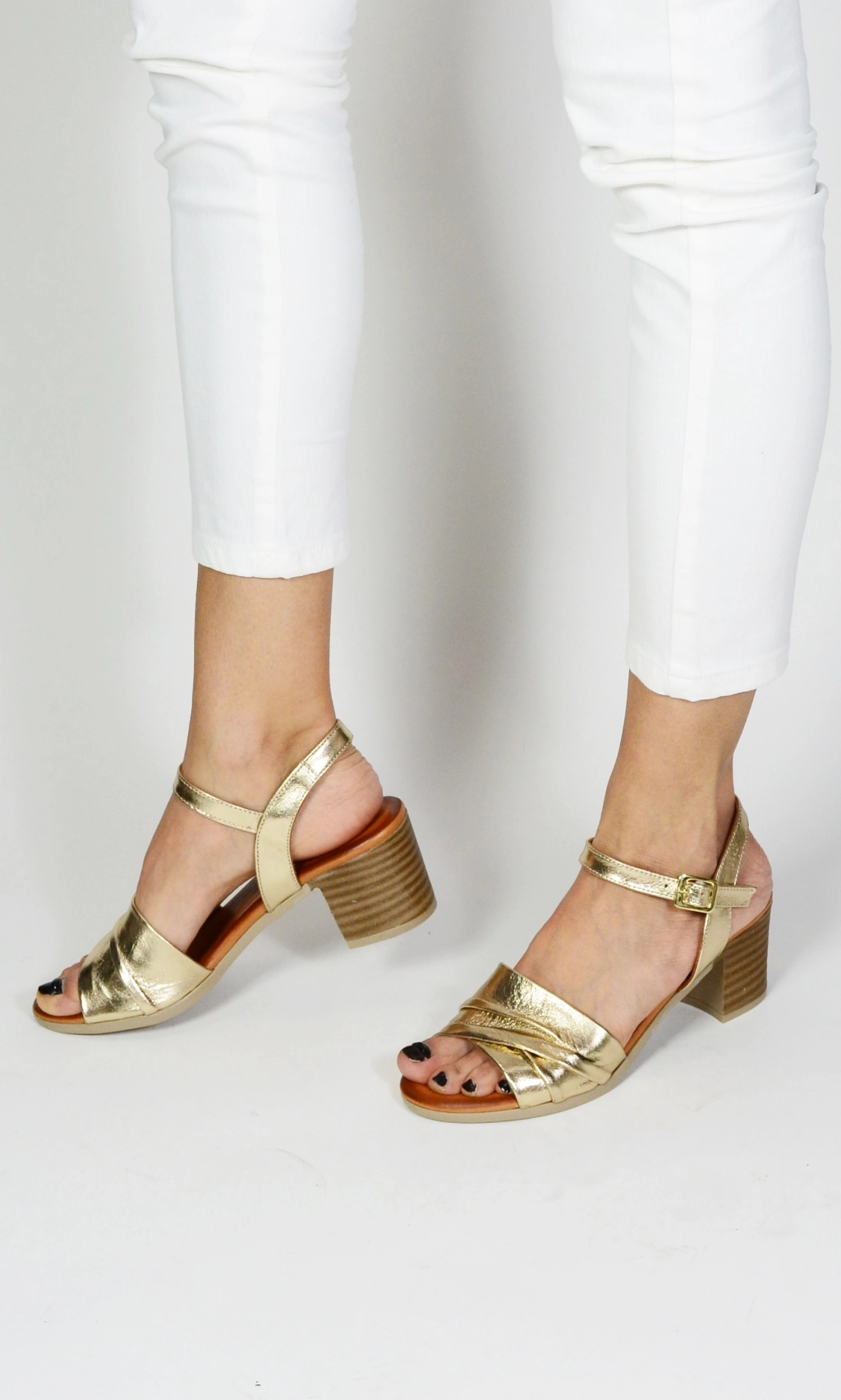 Дамски сандали в злато от естествена кожа