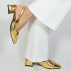 Елегантни златни сандали на нисък ток