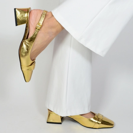 Елегантни златни сандали на нисък ток