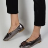 Дамски обувки с нисък ток от естествена сребърна кожа