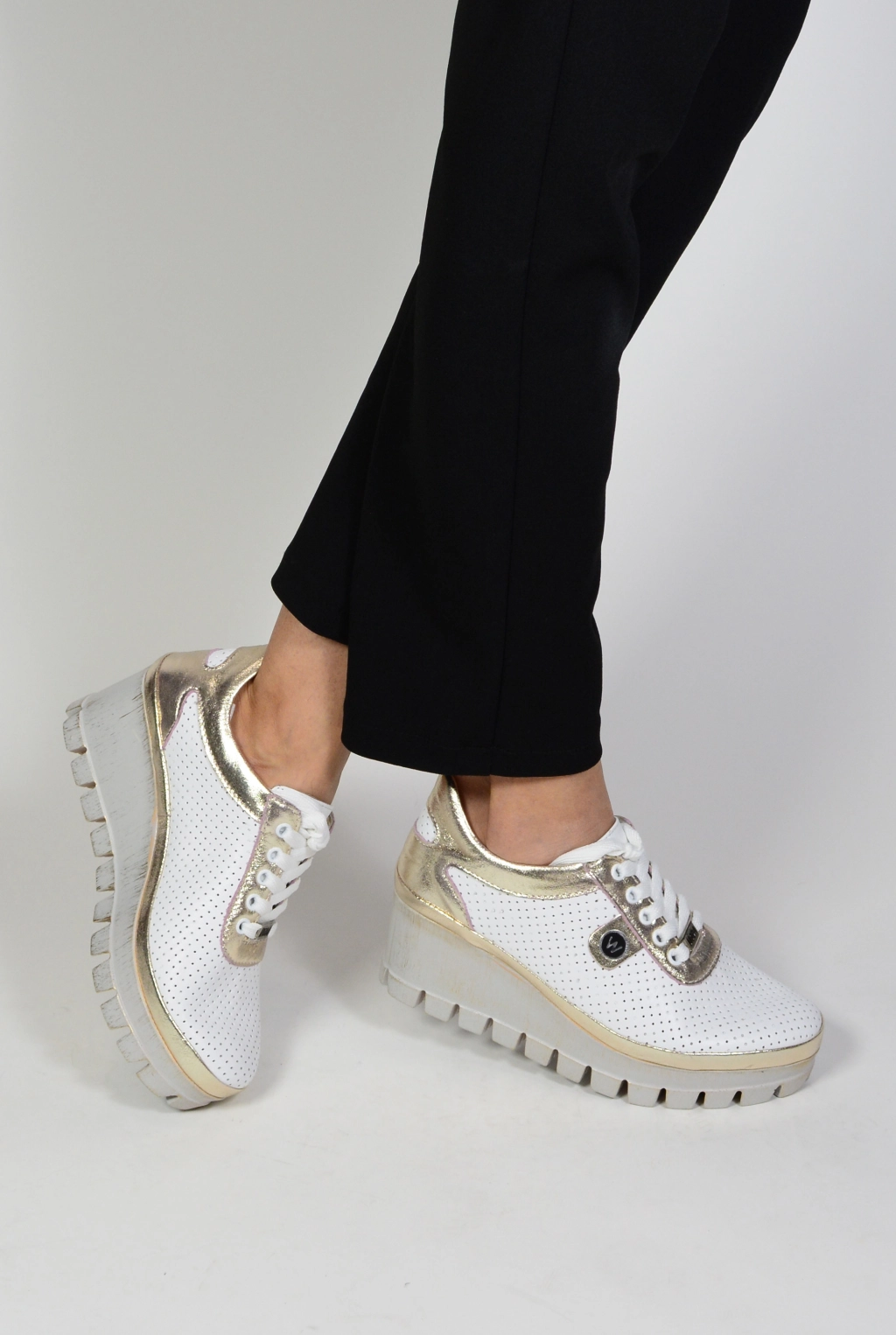 Пролетни обувки на платформа от естествена бяла кожа и златен кант