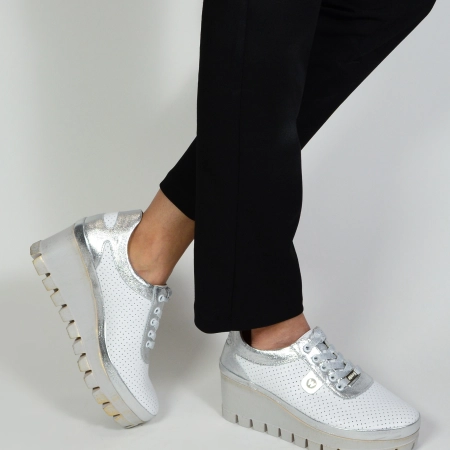 Пролетни обувки на платформа от естествена бяла кожа и сребърен кант