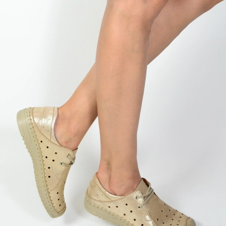 Дамски спортни обувки от естествена кожа в златен цвят с перфорация