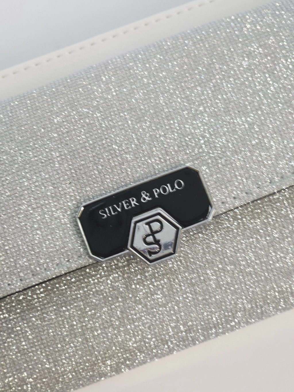 Чанта тип портмоне с дълга дръжка в бяло и сребро SIlver&Polo