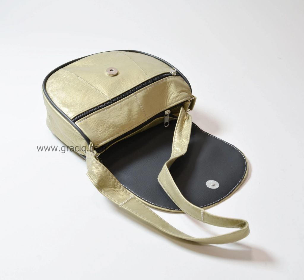 Малка чанта от естествена кожа за през рамо в златен цвят
